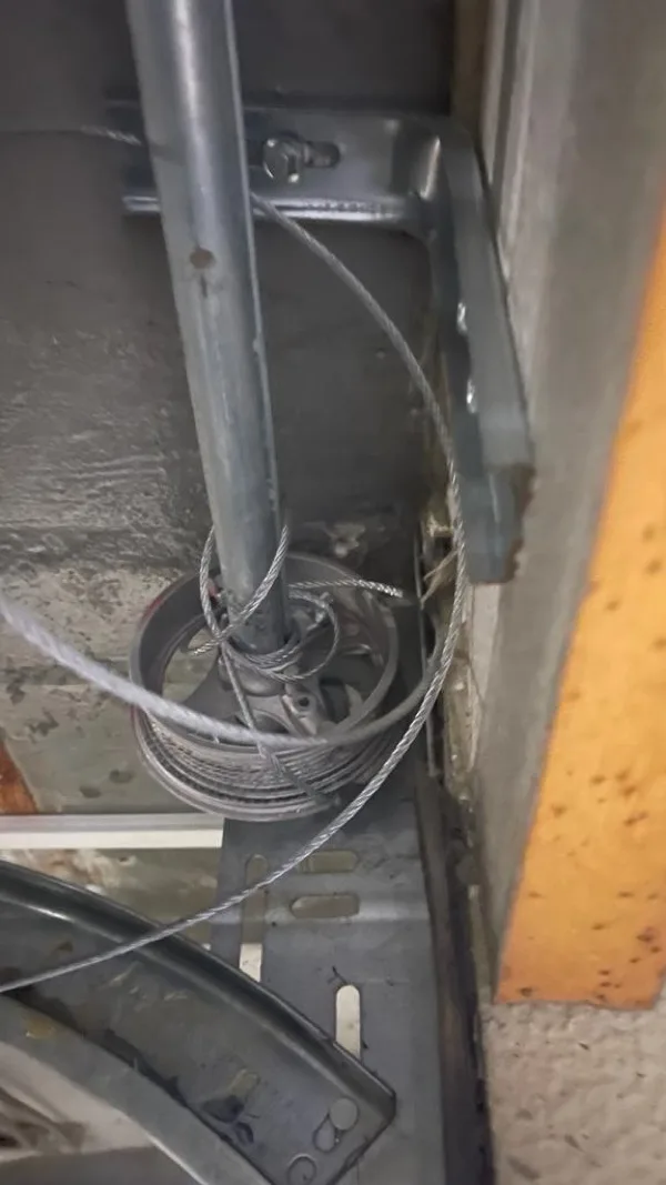 Cabo de aço partido em portão de garagem