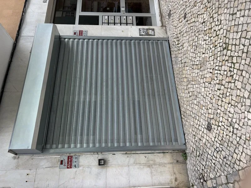 Portão de garagem seccional em Lisboa — Mundiporta assistência a molas e cabos