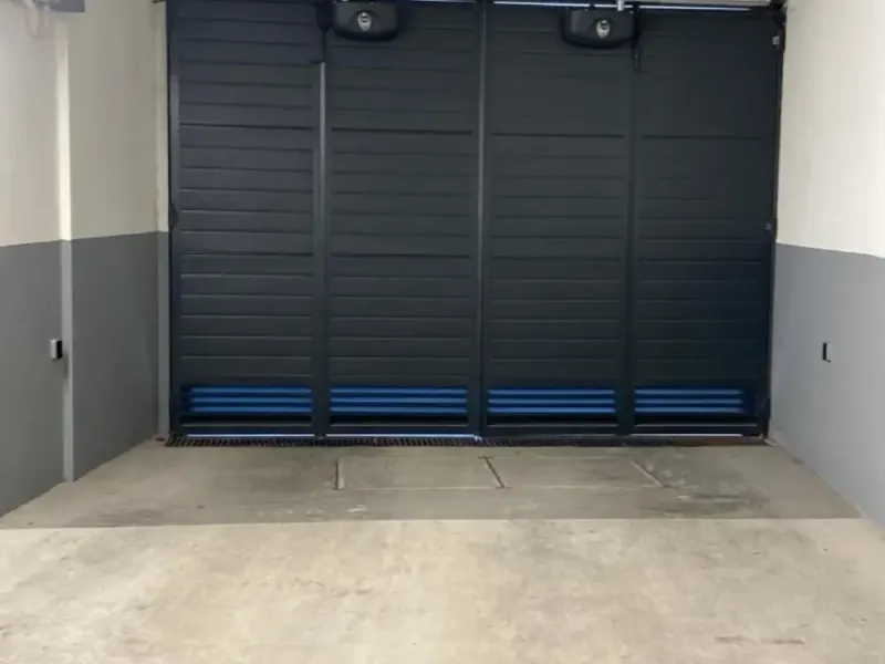 Portão de garagem seccional instalado em Lisboa
