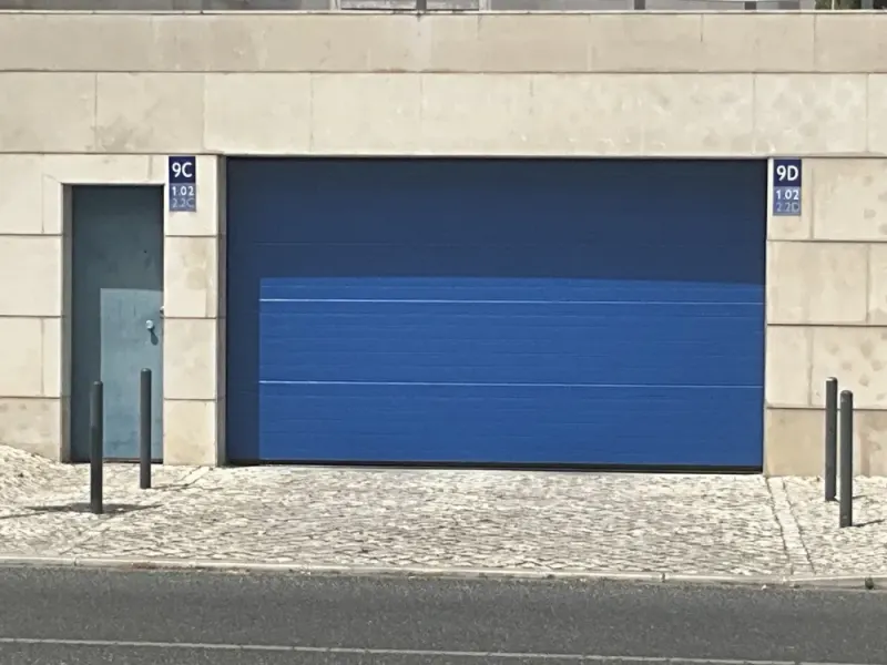 Portão basculante com automatismo FAAC