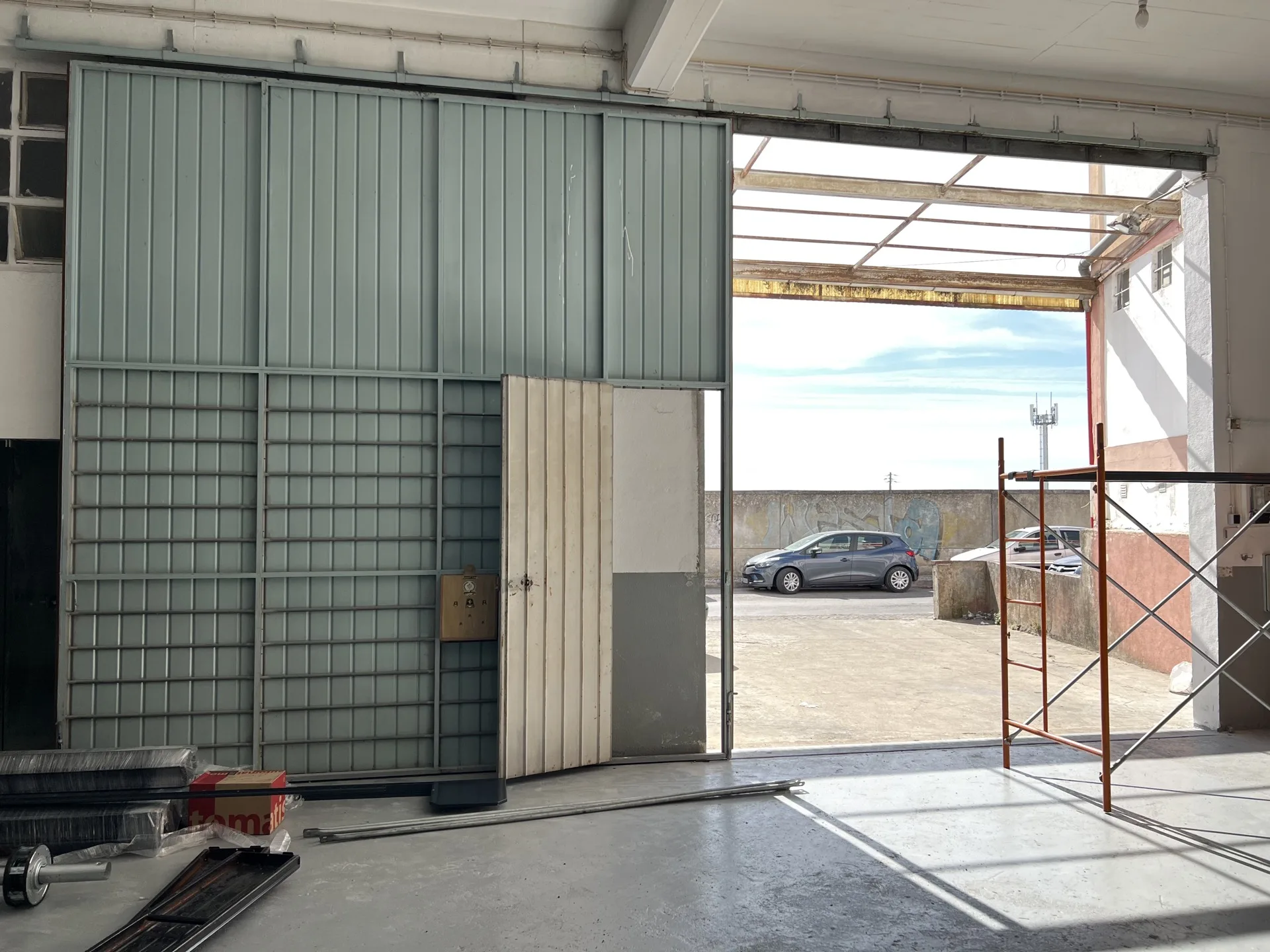 Portão de garagem instalado em Lisboa n.º 14