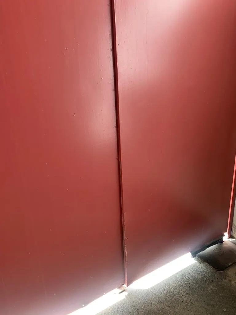 Caixa de fundação de motor enterrado CAME em manutenção num portão de batente em Lisboa — foto 3