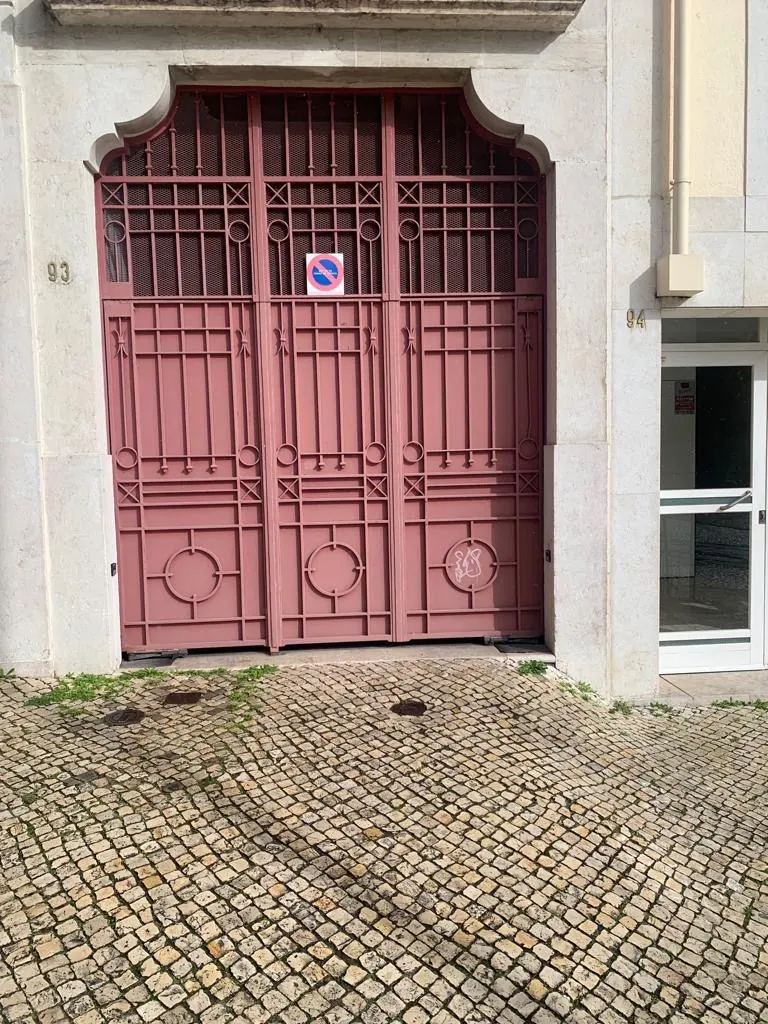Caixa de fundação de motor enterrado CAME em manutenção num portão de batente em Lisboa — foto 4