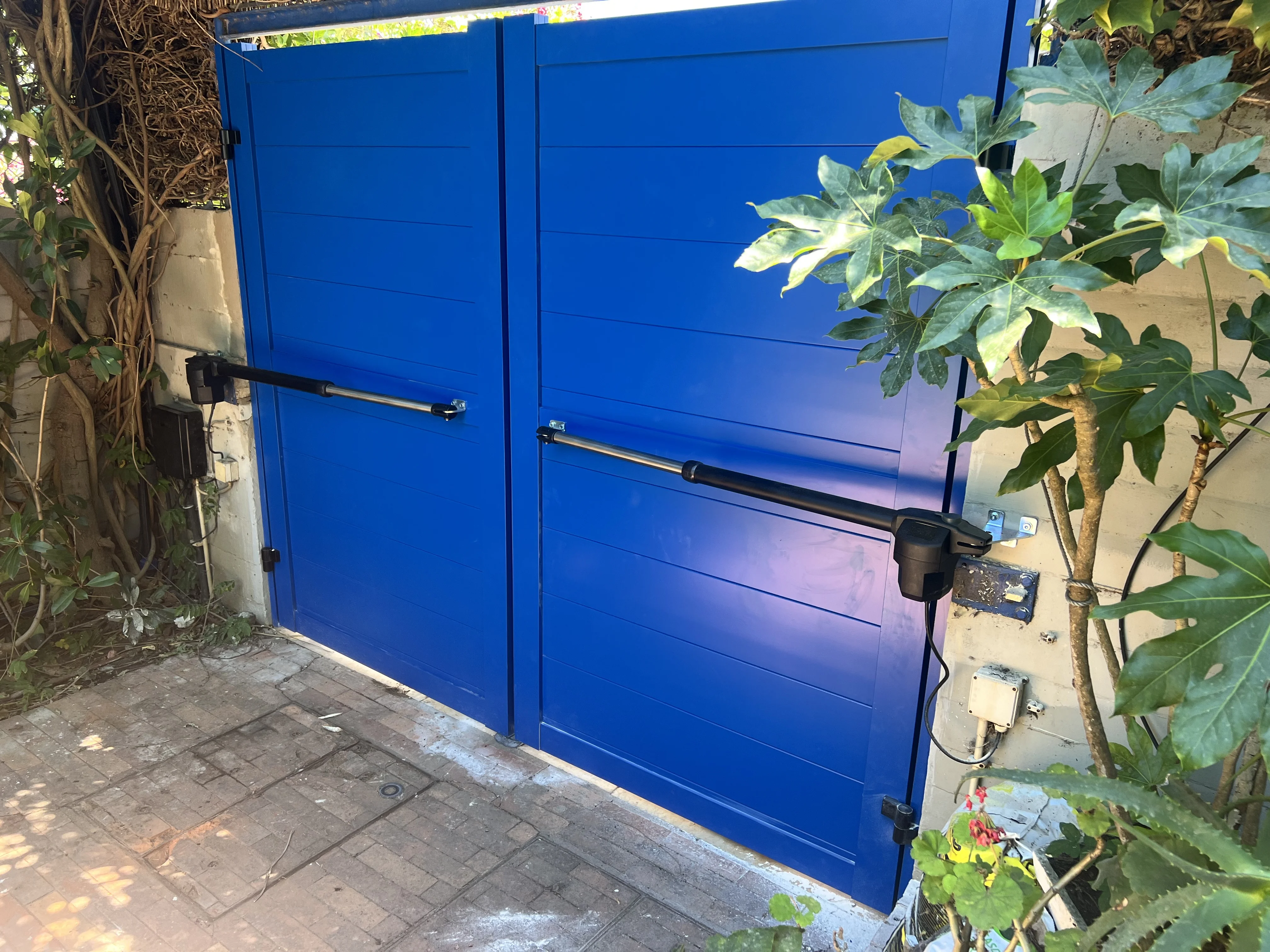 Detalhe do automatismo de cilindros no portal azul &mdash; Cascais