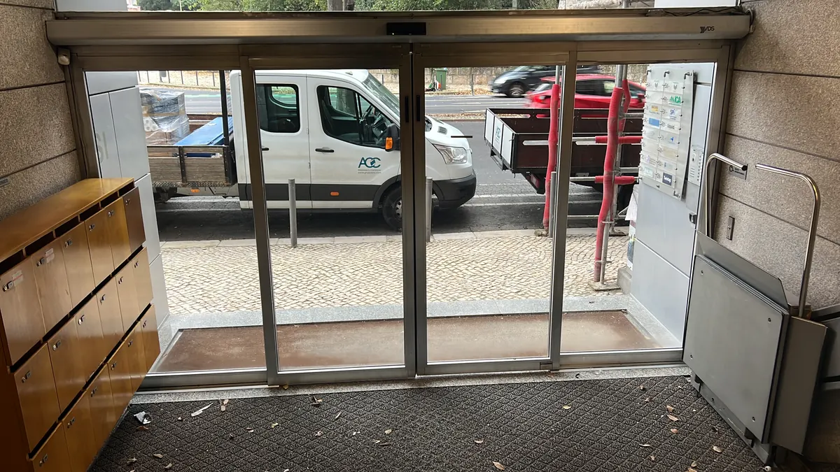 Reparação de porta automática deslizante em hall de edifício de serviços em Lisboa