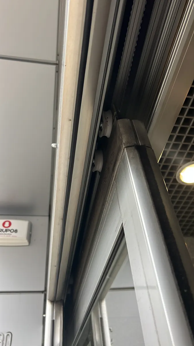 Reparação de porta automática deslizante em hall de edifício de serviços em Lisboa — foto 2