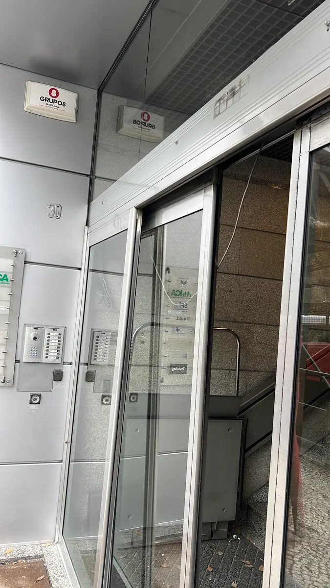 Reparação de porta automática deslizante em hall de edifício de serviços em Lisboa — foto 3
