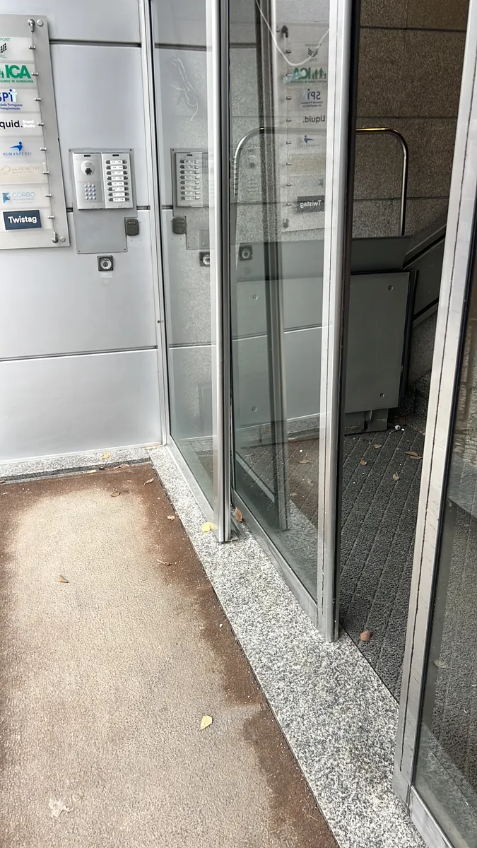 Reparação de porta automática deslizante em hall de edifício de serviços em Lisboa — foto 4