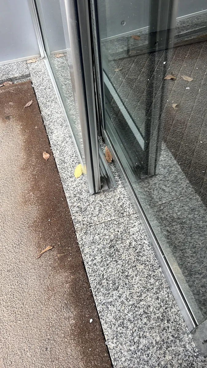 Reparação de porta automática deslizante em hall de edifício de serviços em Lisboa — foto 5