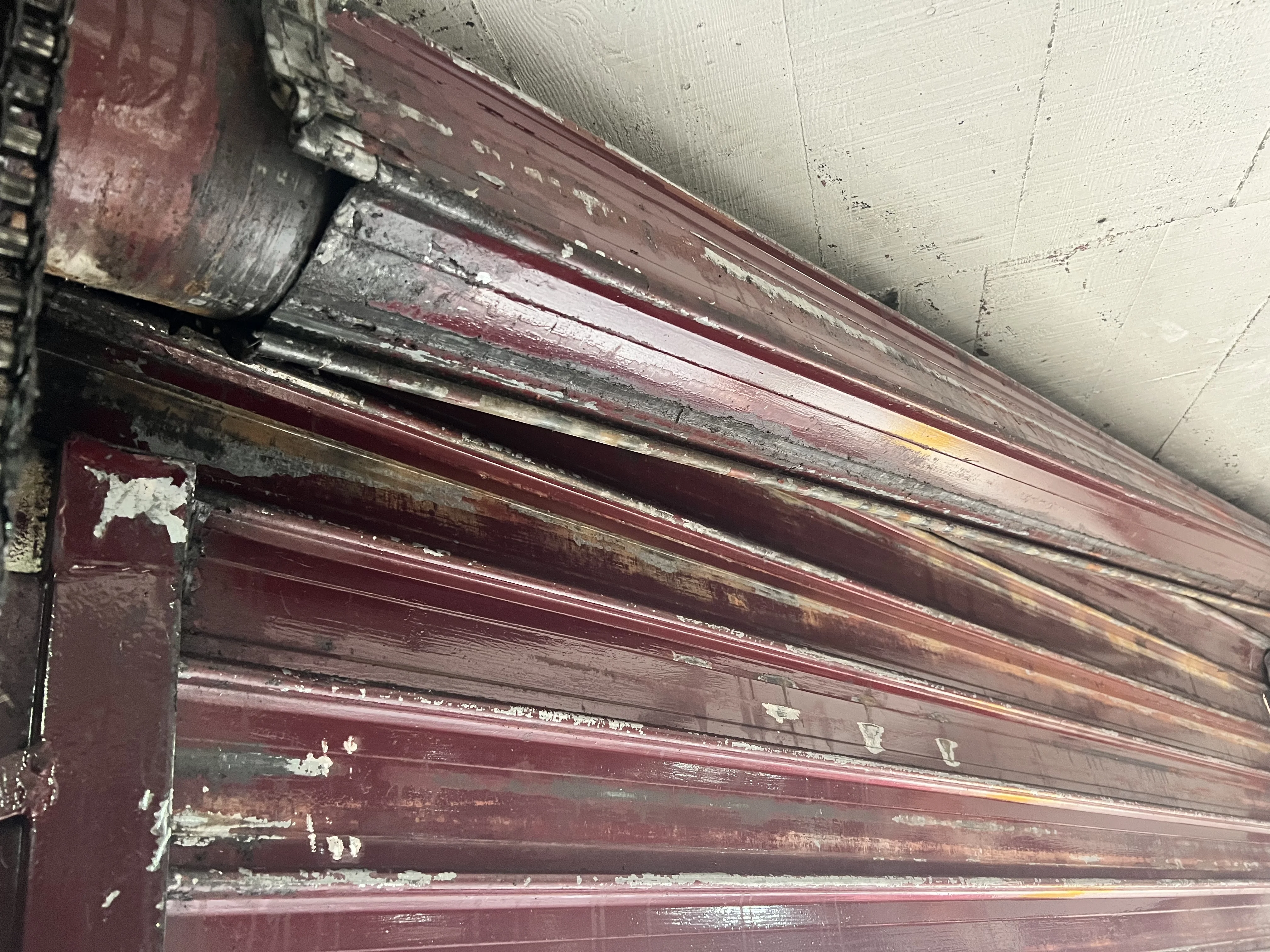 Detalhe das lamas com ferrugem e tinta degradada