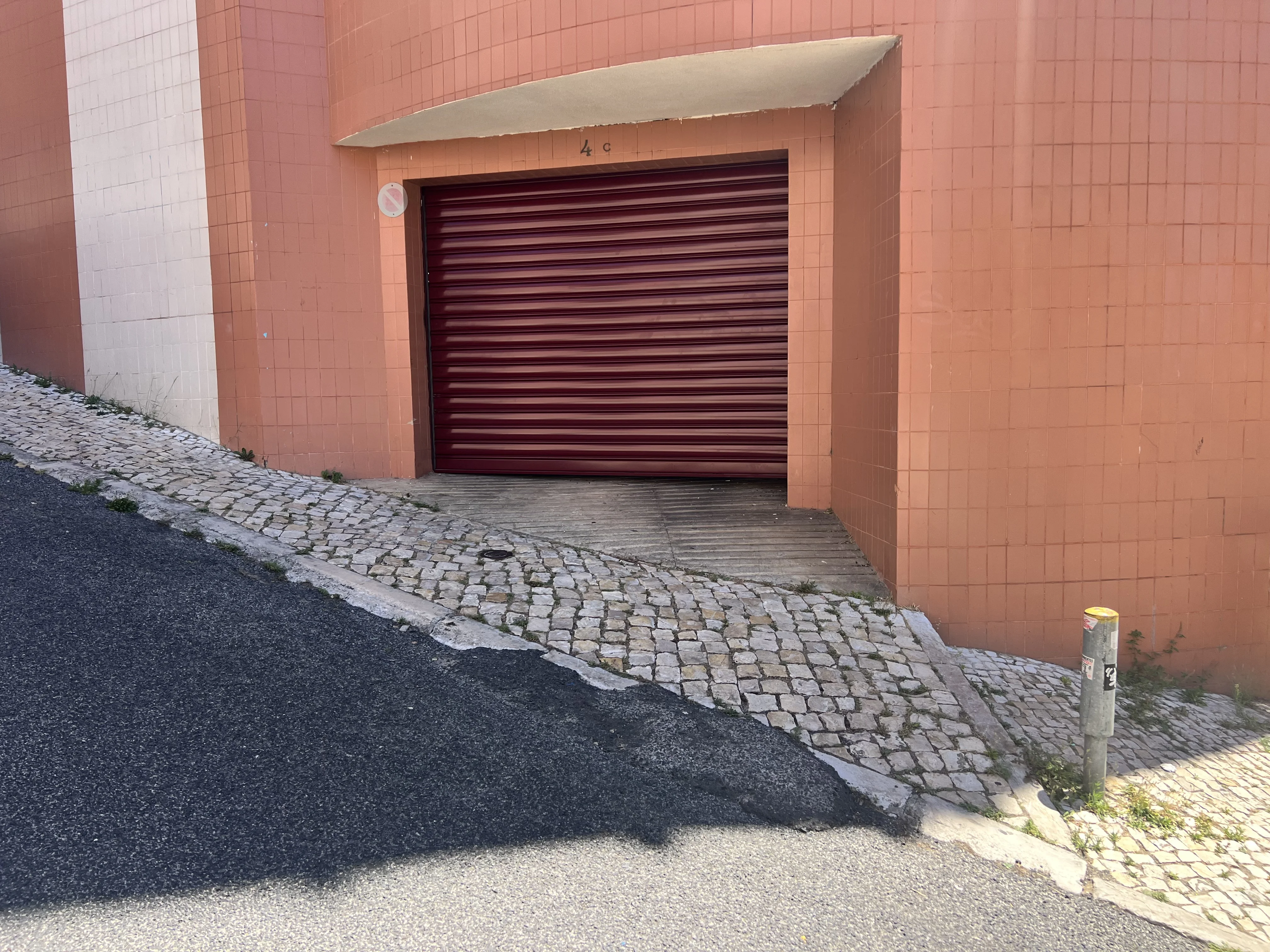 Vista exterior da grade enrolar antiga antes da substitui&ccedil;&atilde;o