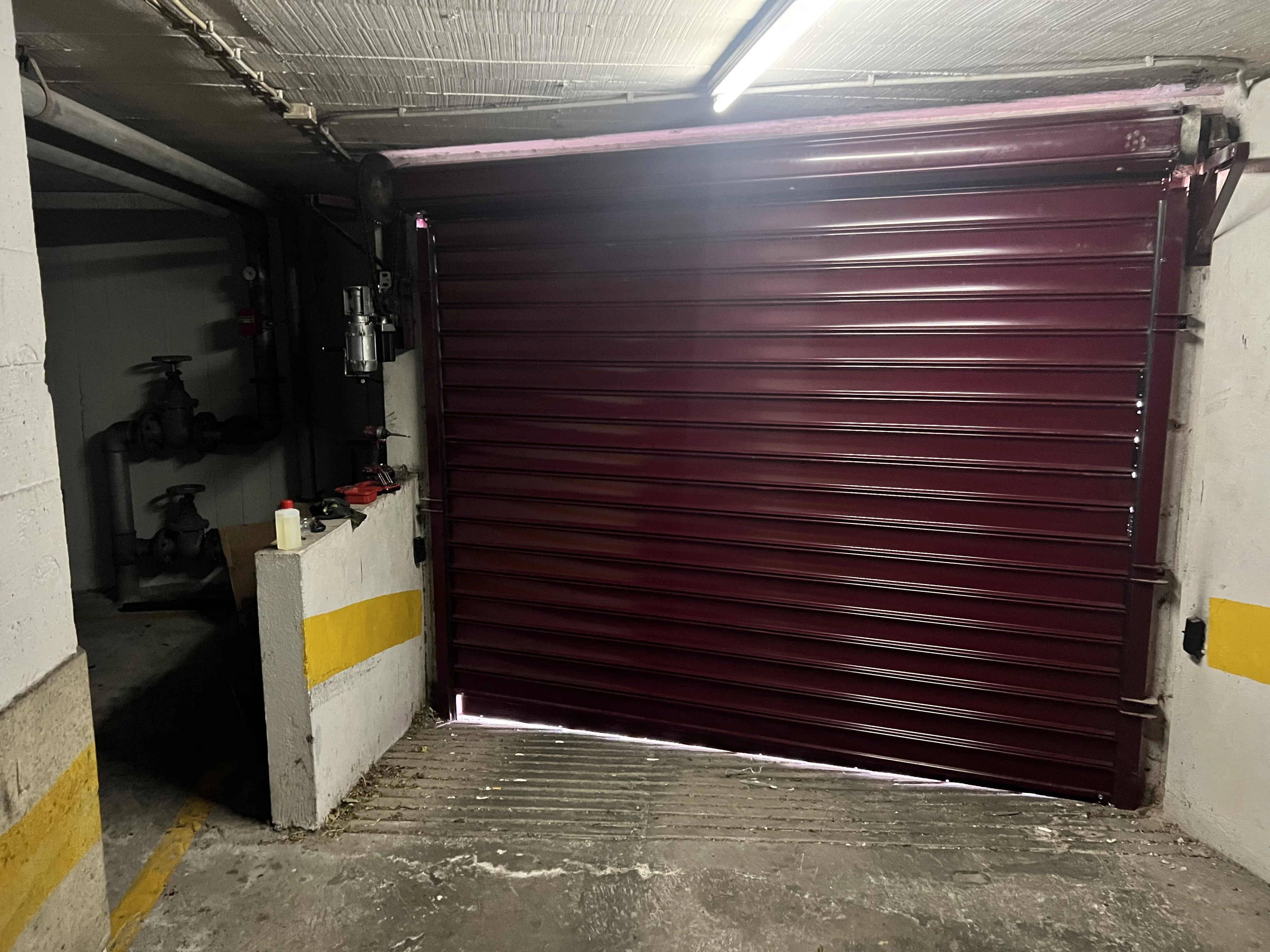Nova grade enrolar instalada &mdash; vista do interior da garagem