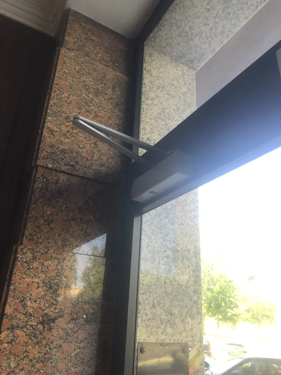 Mola aérea nova instalada em porta de entrada de prédio no Areeiro, Lisboa