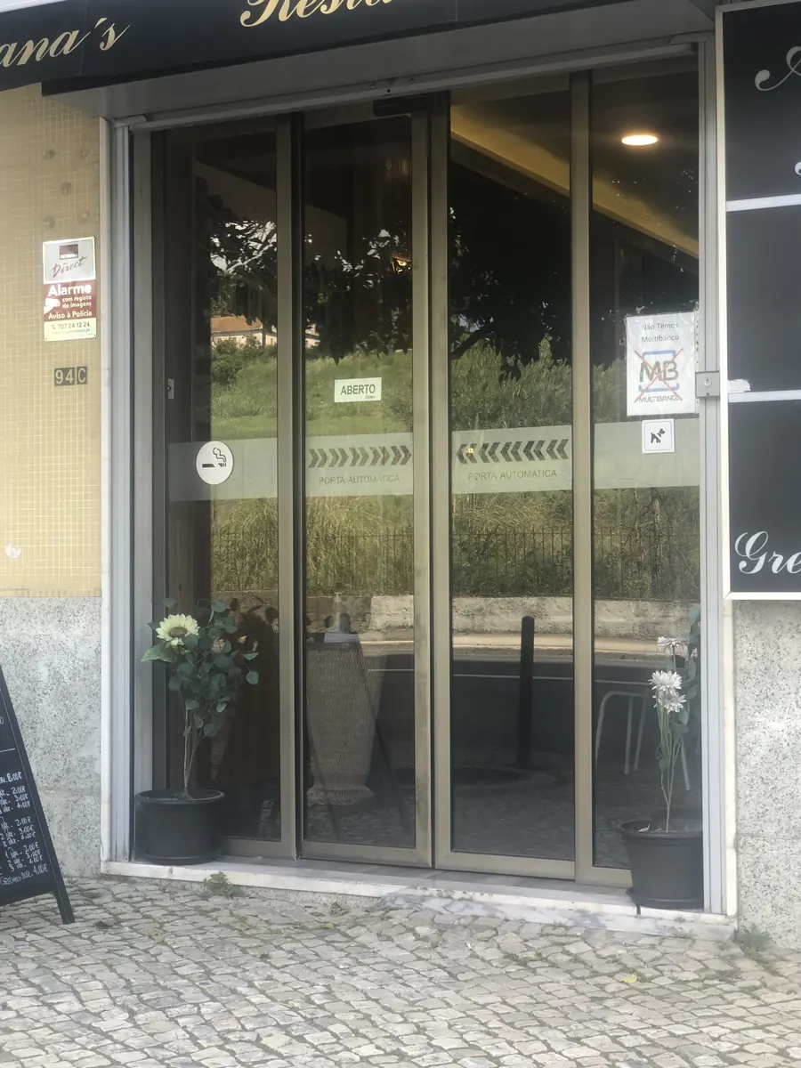 Porta automática com perfis bronze em restaurante em Benfica, Lisboa
