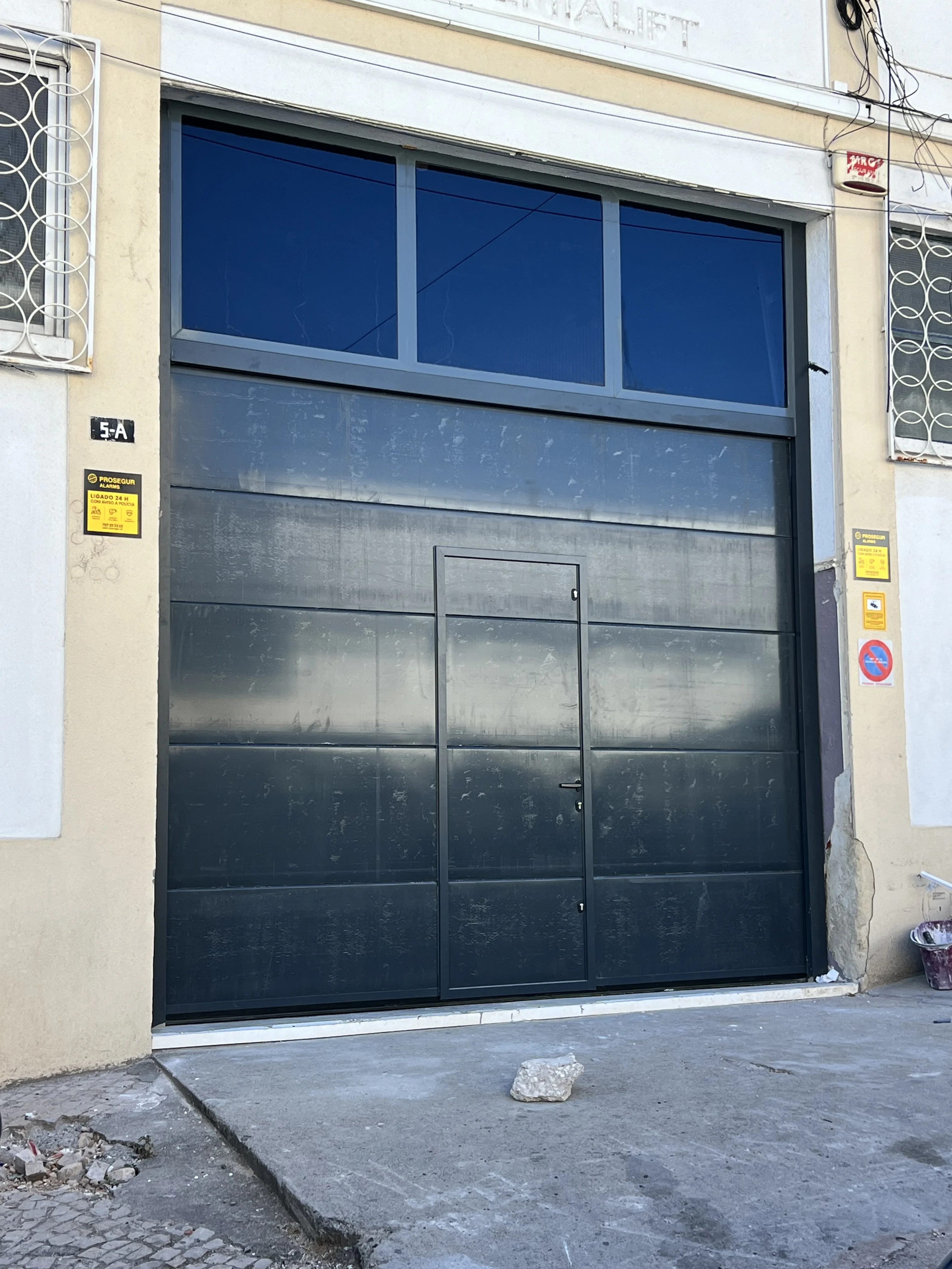Port&atilde;o seccional antracite com porta pedonal integrada ap&oacute;s instala&ccedil;&atilde;o