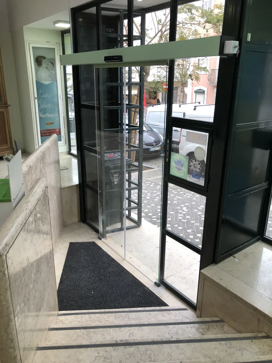 Operador automático instalado em porta clássica de ferro e vidro em loja na Ajuda, Lisboa — foto 11
