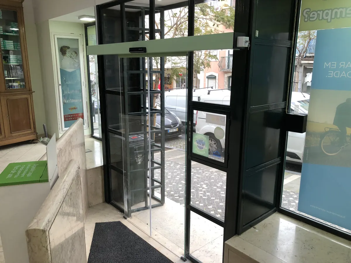 Operador automático instalado em porta clássica de ferro e vidro em loja na Ajuda, Lisboa — foto 12