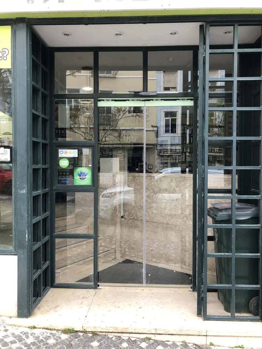 Operador automático instalado em porta clássica de ferro e vidro em loja na Ajuda, Lisboa — foto 3