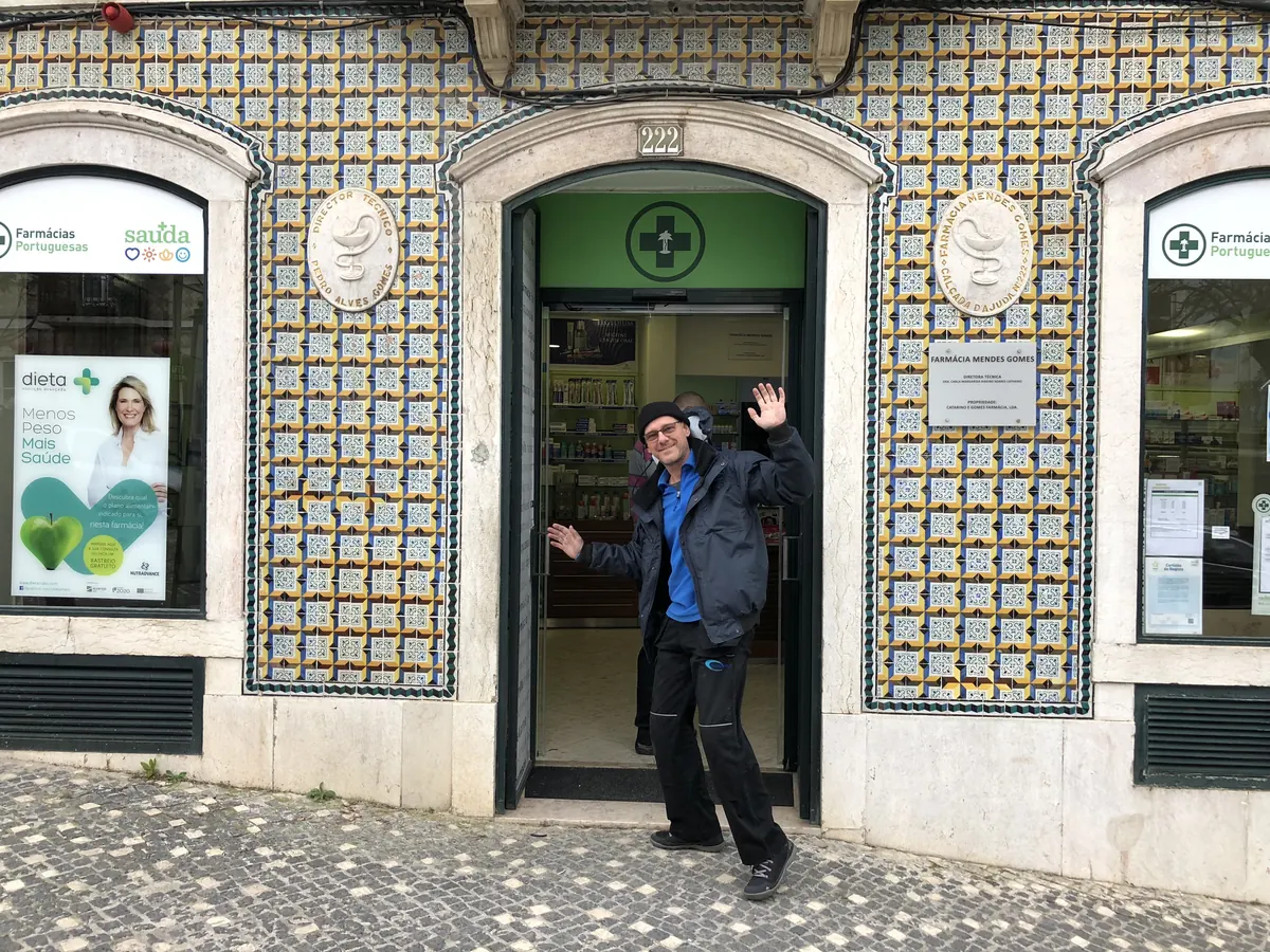Operador automático instalado em porta clássica de ferro e vidro em loja na Ajuda, Lisboa — foto 4