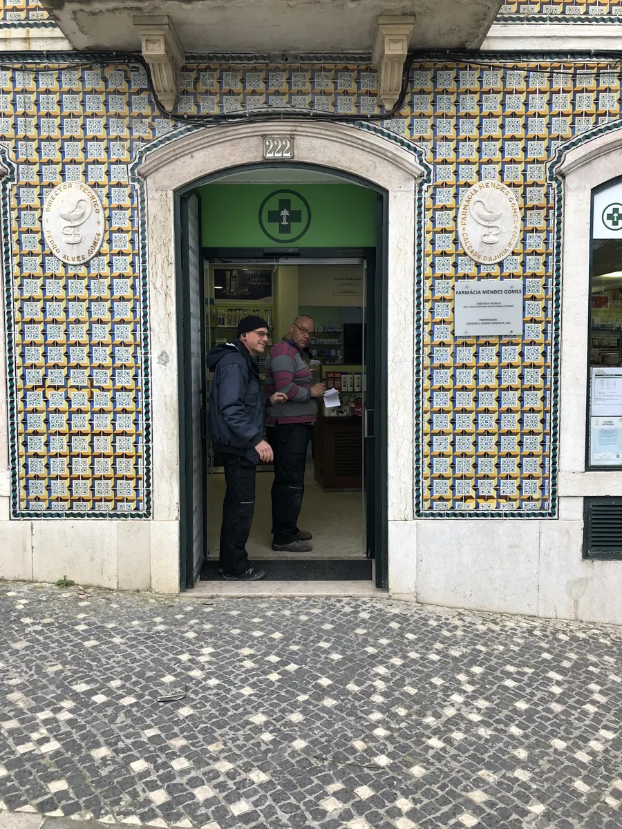 Operador automático instalado em porta clássica de ferro e vidro em loja na Ajuda, Lisboa — foto 5