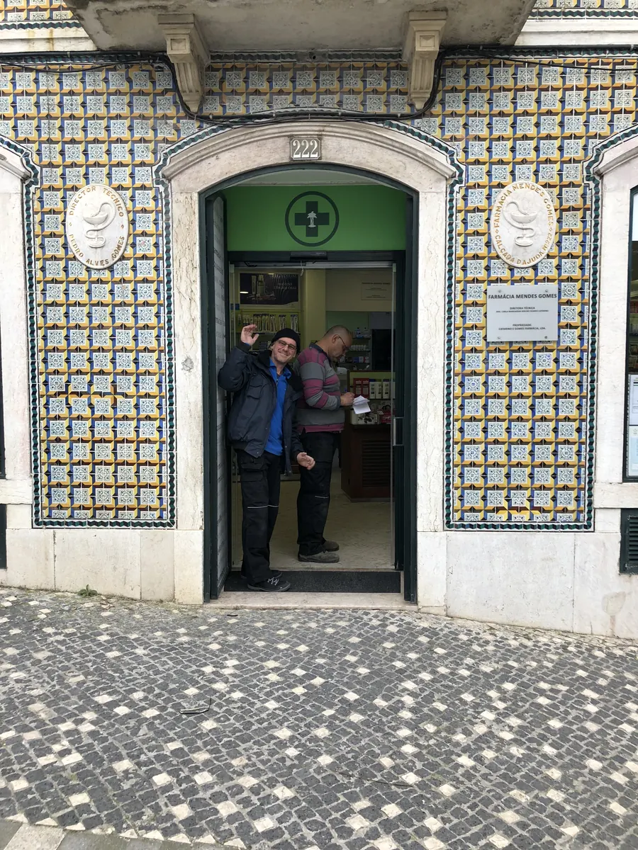 Operador automático instalado em porta clássica de ferro e vidro em loja na Ajuda, Lisboa — foto 7