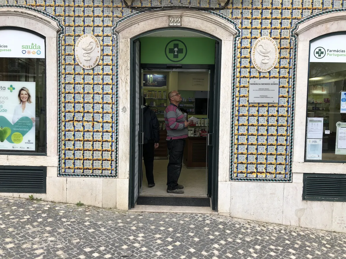 Operador automático instalado em porta clássica de ferro e vidro em loja na Ajuda, Lisboa — foto 8