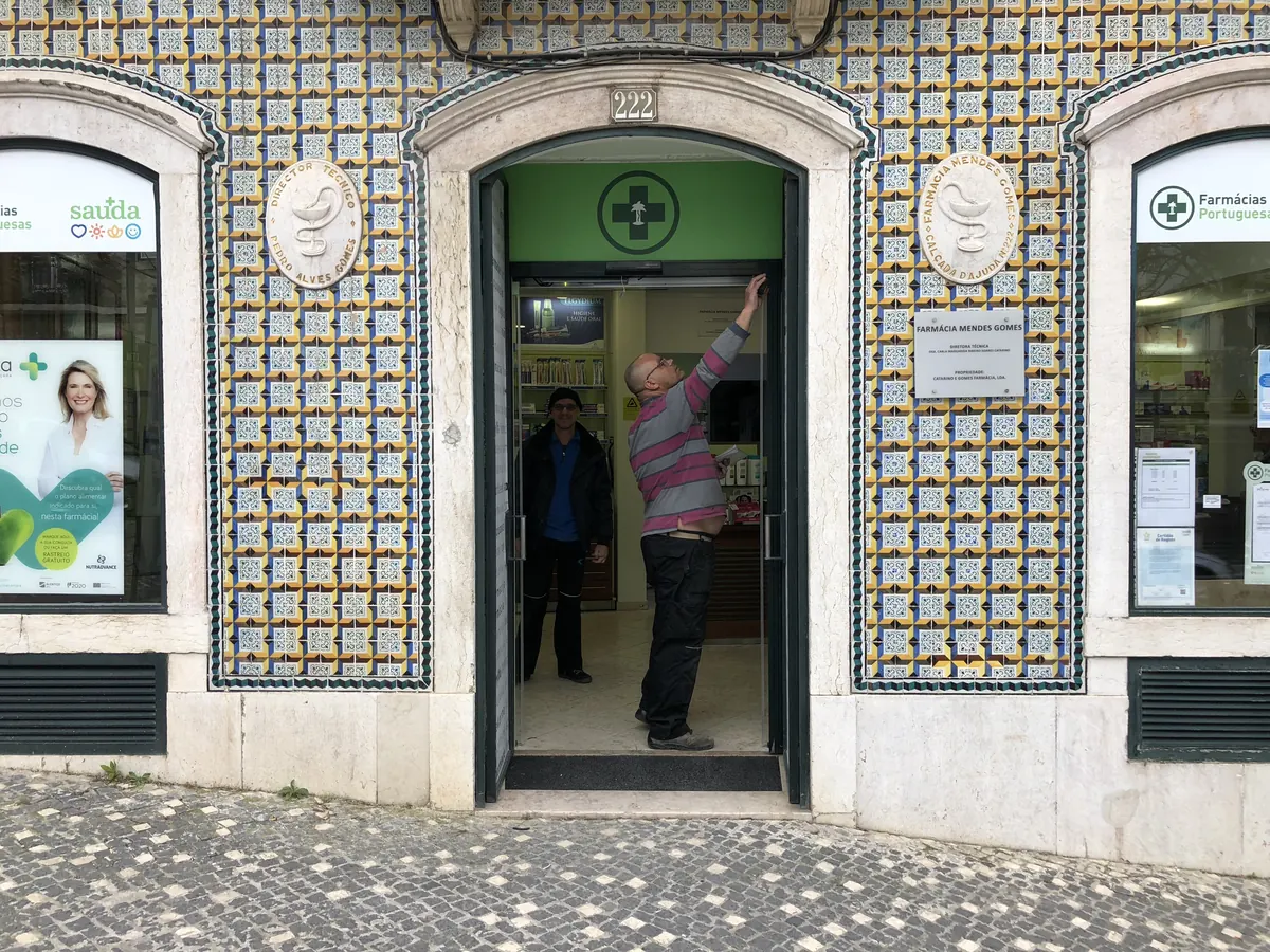 Operador automático instalado em porta clássica de ferro e vidro em loja na Ajuda, Lisboa — foto 9