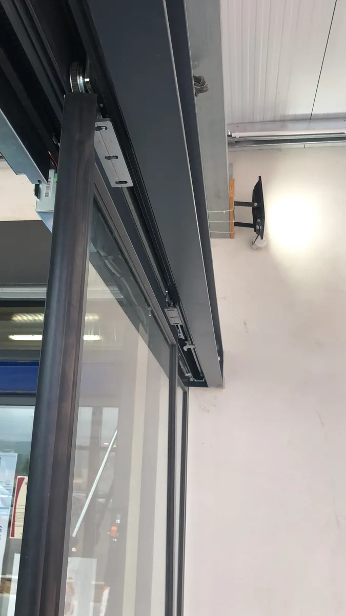 Porta automática deslizante de vidro instalada em loja na Benedita, Alcobaça