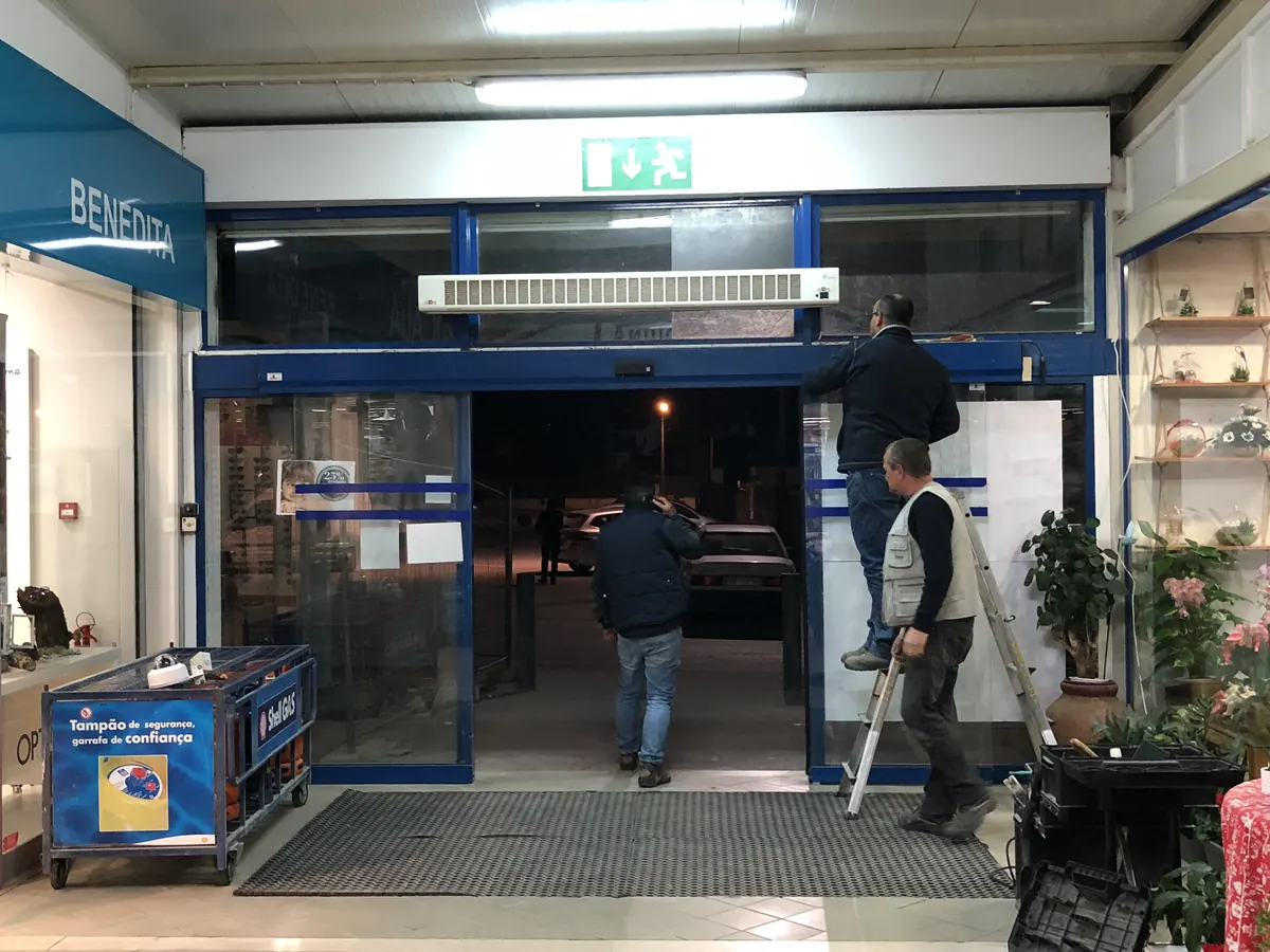 Porta automática deslizante de vidro instalada em loja na Benedita, Alcobaça — foto 2
