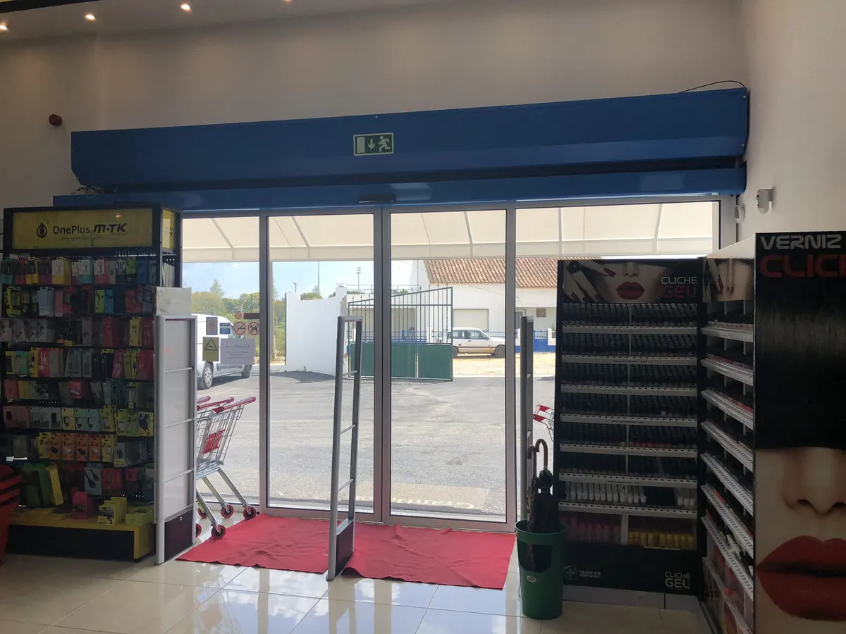 Porta automática deslizante de vidro instalada em loja na Benedita, Alcobaça — foto 5