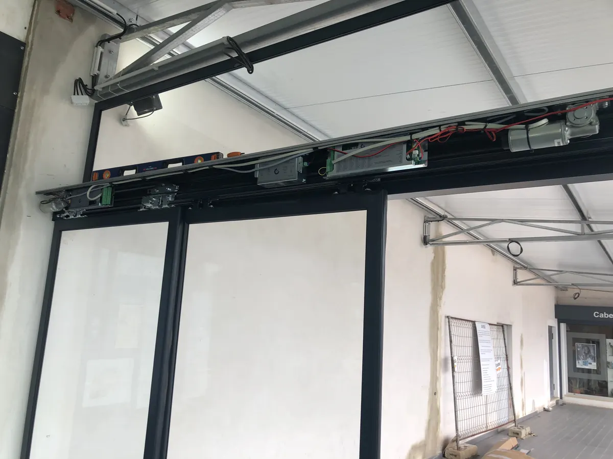 Porta automática deslizante de vidro instalada em loja na Benedita, Alcobaça — foto 7