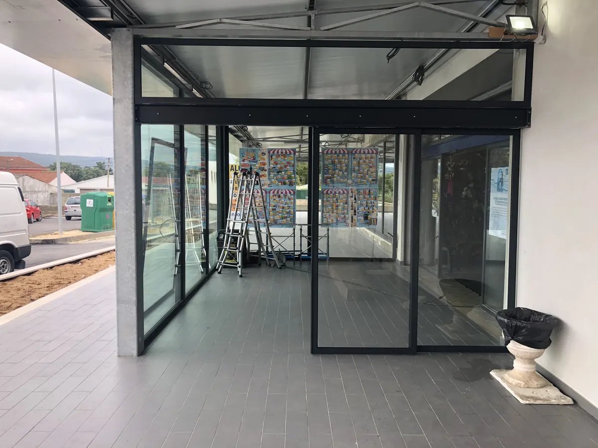 Porta automática deslizante de vidro instalada em loja na Benedita, Alcobaça — foto 8