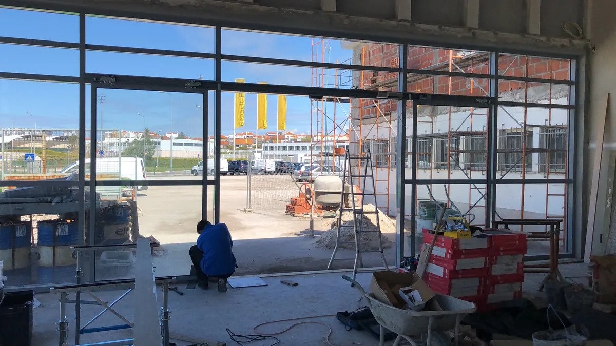 Porta automática deslizante em fachada de vidro de edifício comercial nas Caldas da Rainha — foto 2