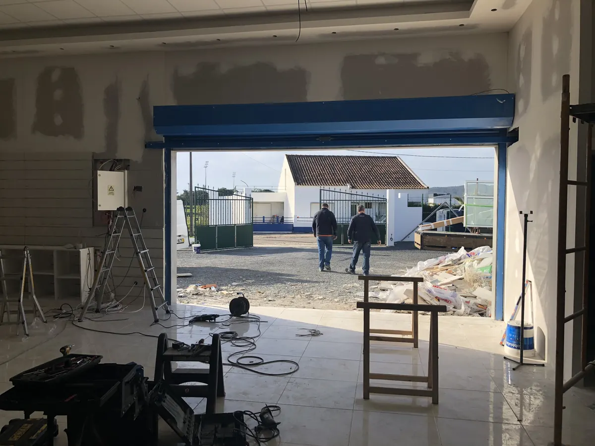 Grade de enrolar de grandes dimensões e porta automática em espaço comercial em Grândola