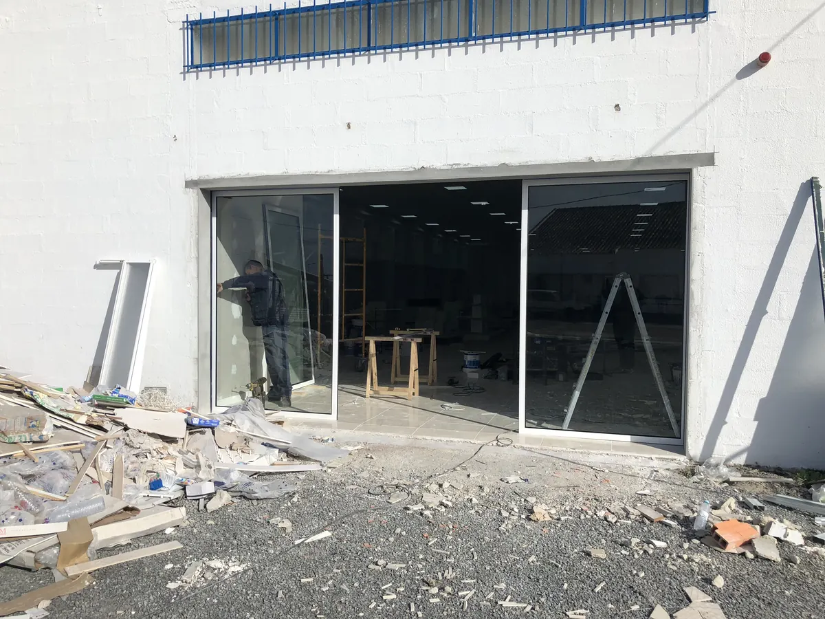 Grade de enrolar de grandes dimensões e porta automática em espaço comercial em Grândola — foto 2