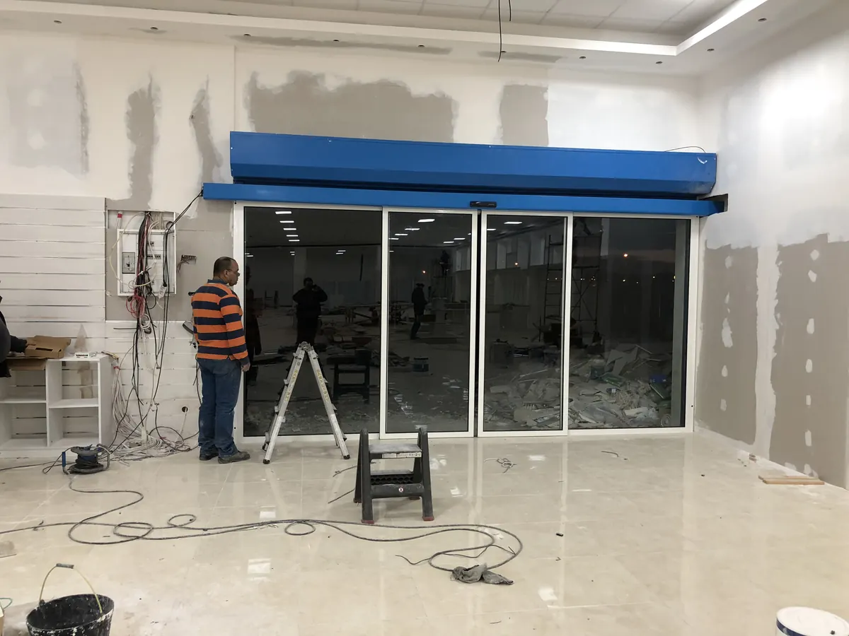 Grade de enrolar de grandes dimensões e porta automática em espaço comercial em Grândola — foto 3