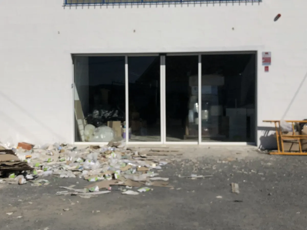 Grade de enrolar de grandes dimensões e porta automática em espaço comercial em Grândola — foto 4