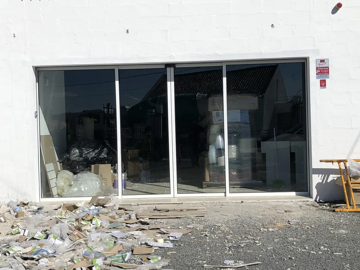 Grade de enrolar de grandes dimensões e porta automática em espaço comercial em Grândola — foto 5