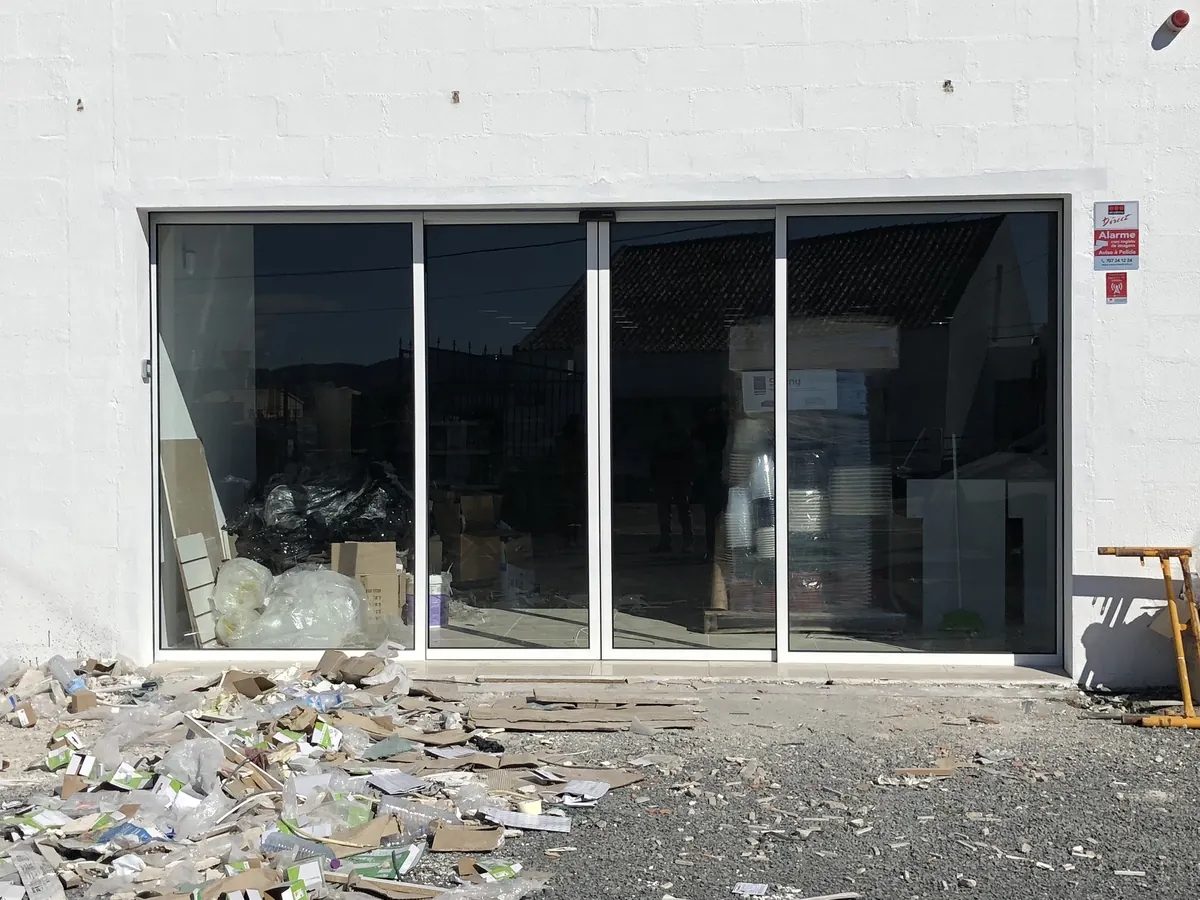 Grade de enrolar de grandes dimensões e porta automática em espaço comercial em Grândola — foto 6