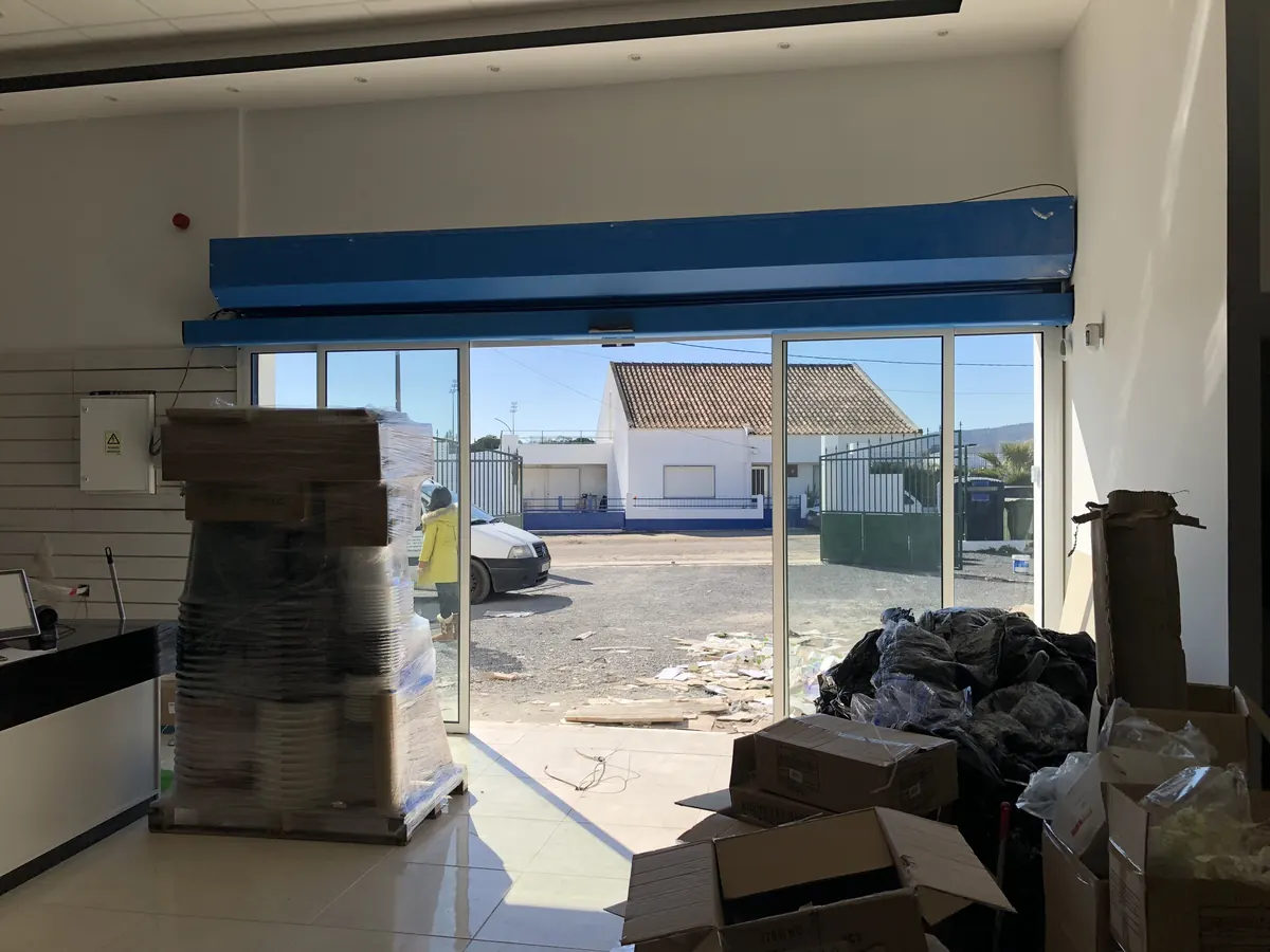 Grade de enrolar de grandes dimensões e porta automática em espaço comercial em Grândola — foto 7