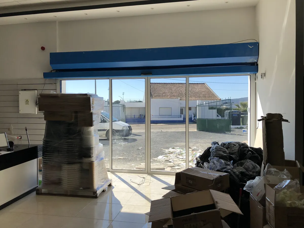 Grade de enrolar de grandes dimensões e porta automática em espaço comercial em Grândola — foto 8