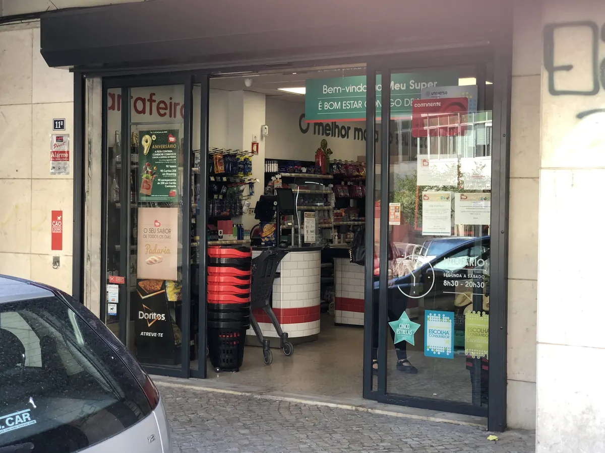 Porta automática e grade de enrolar em supermercado em Vila Franca de Xira