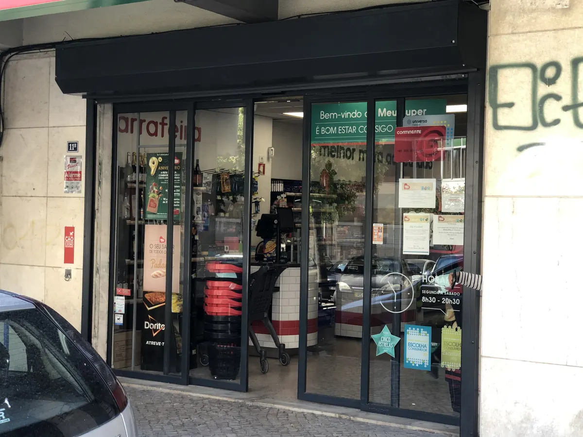 Porta automática e grade de enrolar em supermercado em Vila Franca de Xira — foto 2