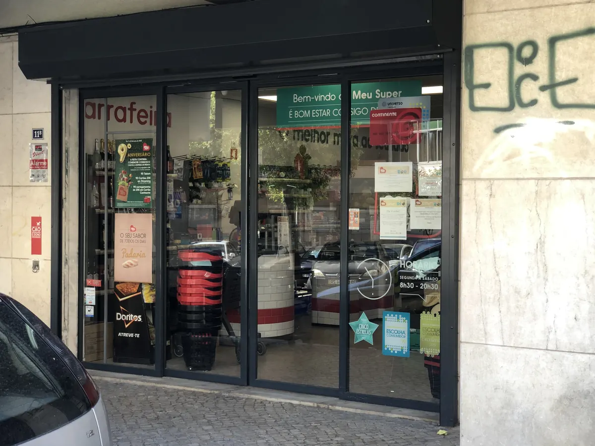 Porta automática e grade de enrolar em supermercado em Vila Franca de Xira — foto 3