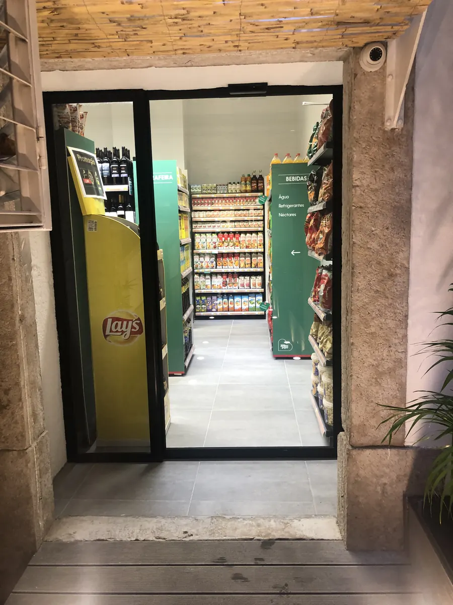 Porta automática interior de perfis pretos entre loja e galeria em Lisboa — foto 3
