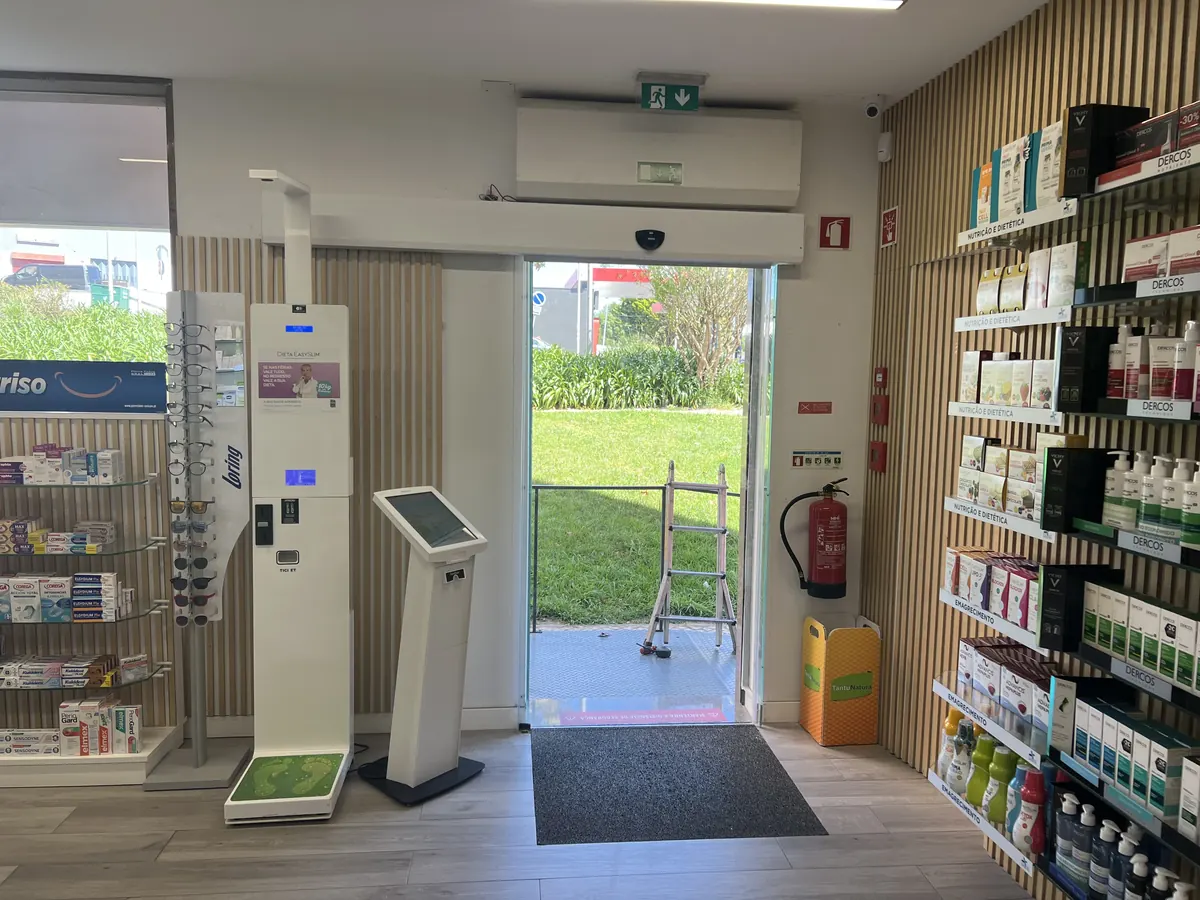 Porta automática com cortina de ar em farmácia em Mem Martins, Sintra