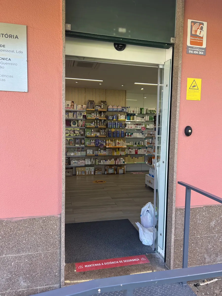 Porta automática com cortina de ar em farmácia em Mem Martins, Sintra — foto 2