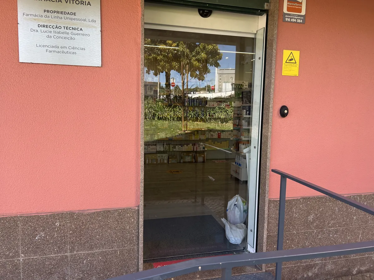 Porta automática com cortina de ar em farmácia em Mem Martins, Sintra — foto 3
