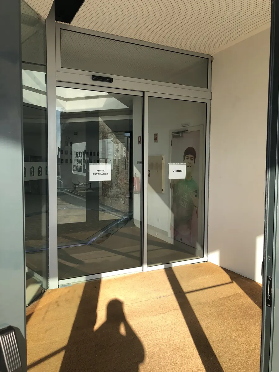 Porta automática deslizante de vidro em edifício de atendimento ao público na Moita