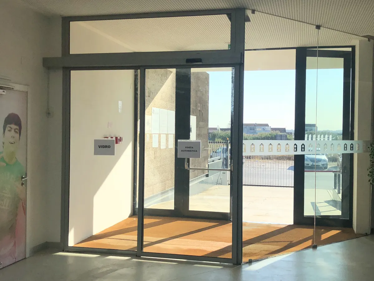 Porta automática deslizante de vidro em edifício de atendimento ao público na Moita — foto 2